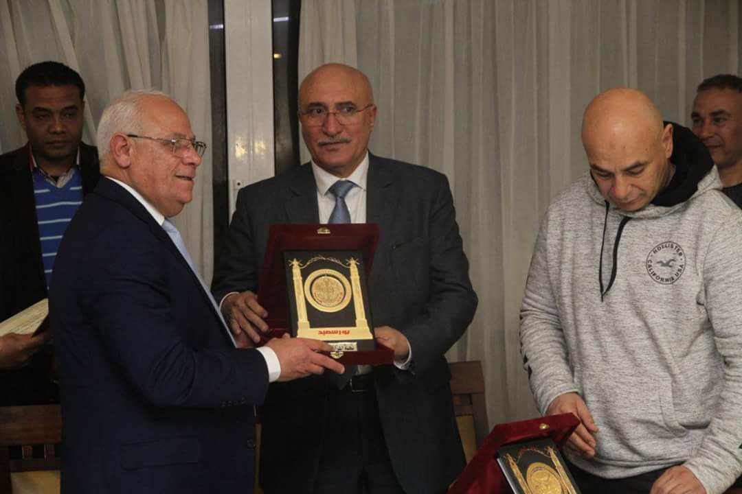 الغضبان يُهدي درع بورسعيد لرئيس مجلس إدارة النادى المصري الغضبان يُهدي درع بورسعيد لرئيس مجلس إدارة النادى المصري