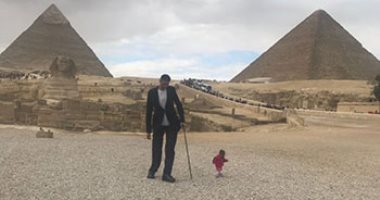 أطول رجل وأقصر امرأة في العالم بالأهرامات