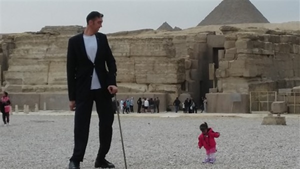 أطول رجل في العالم أمام الأهرامات أطول رجل في العالم أمام الأهرامات