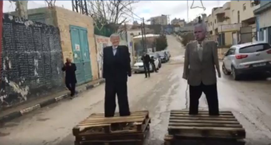 صورة من فيديو اعدام مجسم ترامب وبنس