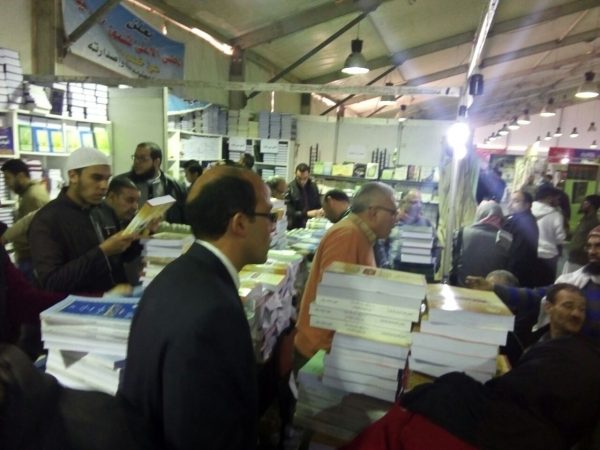 جانب من الإقبال على جناح الاوقاف بمعرض الكتاب جانب من الإقبال على جناح الاوقاف بمعرض الكتاب