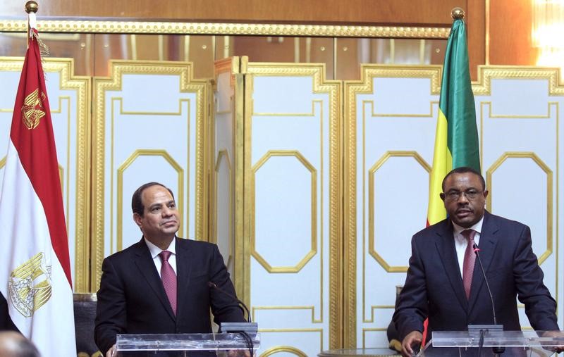 الرئيس المصري عبد الفتاح السيسي (الى اليسار) ورئيس الوزراء ا الرئيس المصري عبد الفتاح السيسي (الى اليسار) ورئيس الوزراء ا
