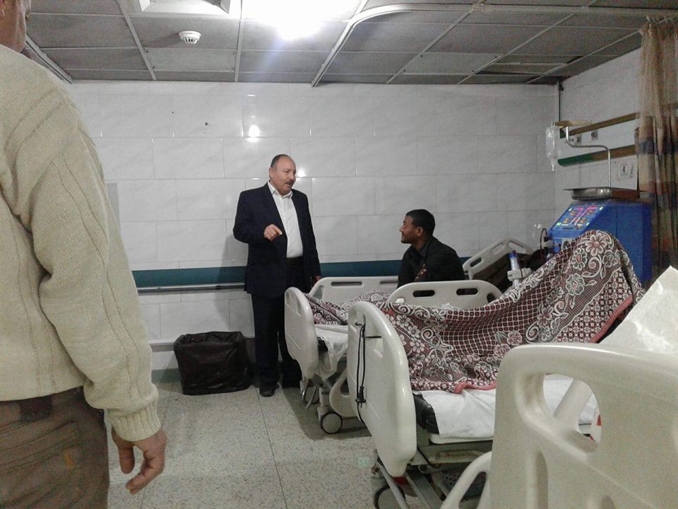 رئيس المدينة أثناء زيارة المستشفى