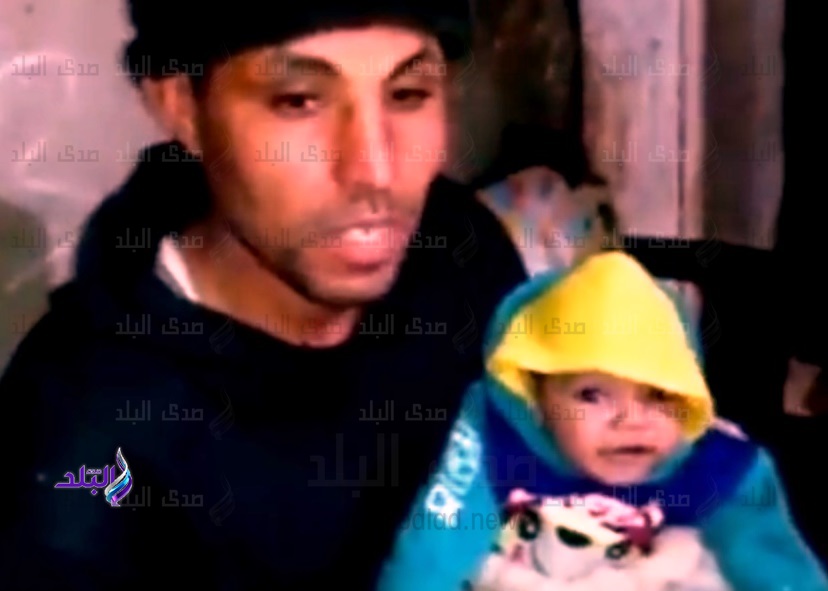 الطفل الرضيع محمد مع والده الطفل الرضيع محمد مع والده