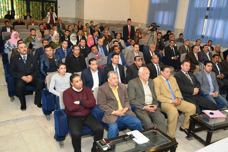 محافظ سوهاج يلتقي شباب الأحزاب لبحث التنمية وتحسين الخدمات