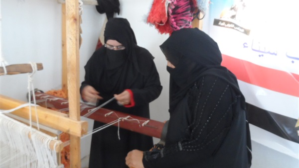 صورة أرشيفية - المرأة والنول السيناوى