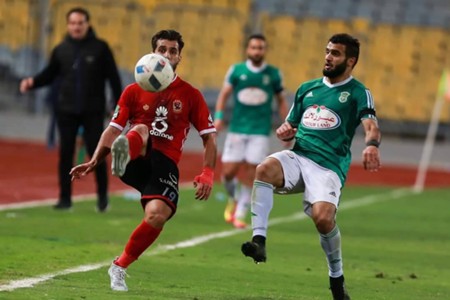 صراع على الكرة بين لاعبى الأهلى والاتحاد 
