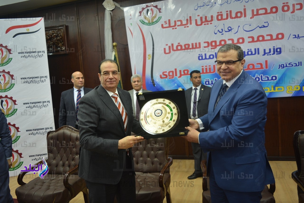 سعفان ومحافظ الدقهلية يتبادلان الدروع سعفان ومحافظ الدقهلية يتبادلان الدروع