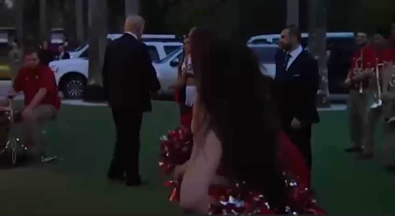 ترامب يصافح الراقصات