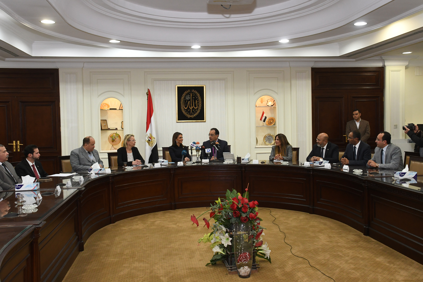 جانب من التوقيع