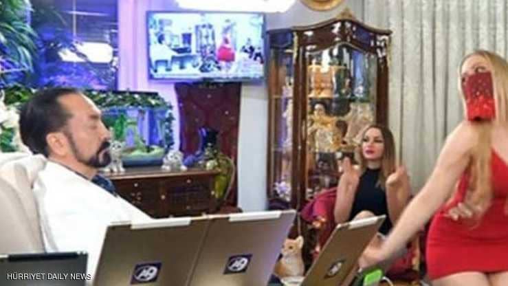 الداعية التركي خلال جلسة تجميل الداعية التركي خلال جلسة تجميل