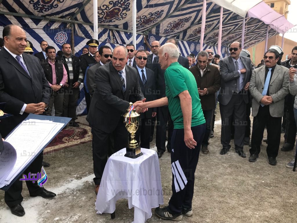 مساعد وزير الداخلية للسجون يسلم الميداليات مساعد وزير الداخلية للسجون يسلم الميداليات