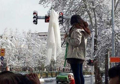 متظاهرات يخلعن الحجاب في إيران