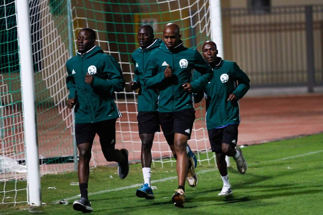 طاقم الحكام الأوغندي يؤدي مرانًا بدنيًا على ستاد المصري