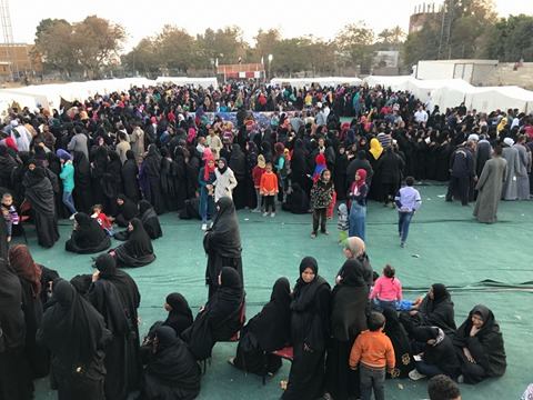 الأهالي أثناء اجراء الكشوفات الطبية 