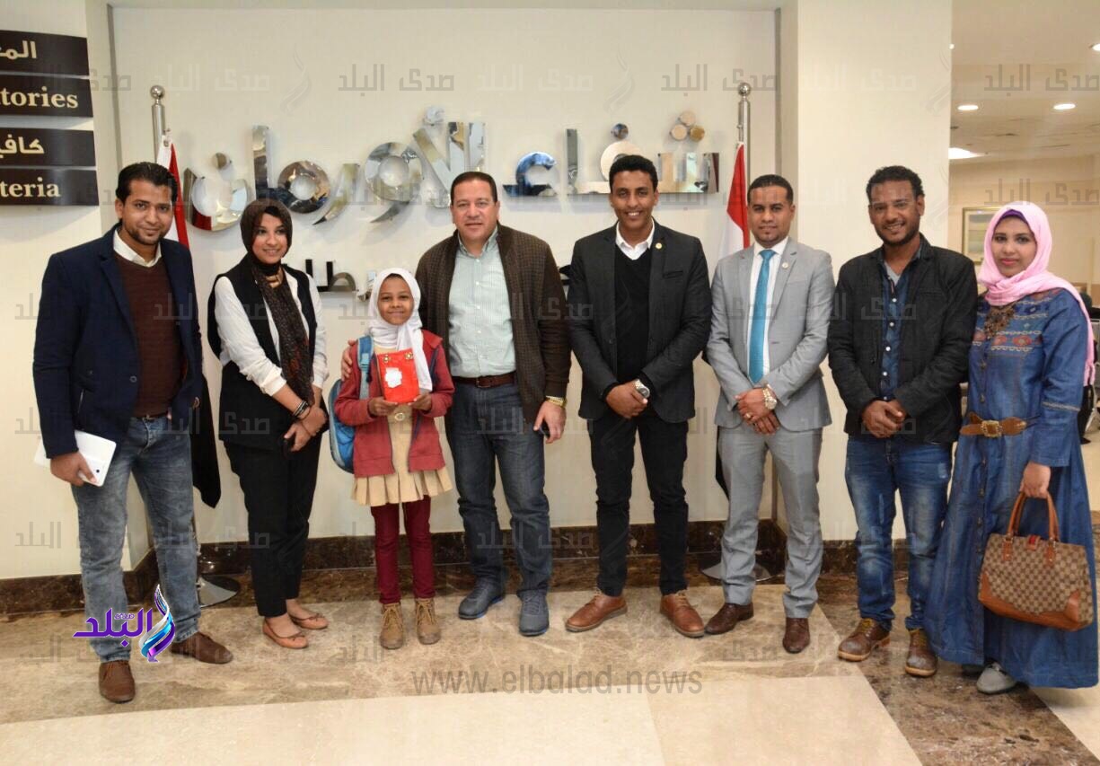 طفلة تتبرع بحصالتها لدعم المرضي بمستشفي شفاء الأورمان 