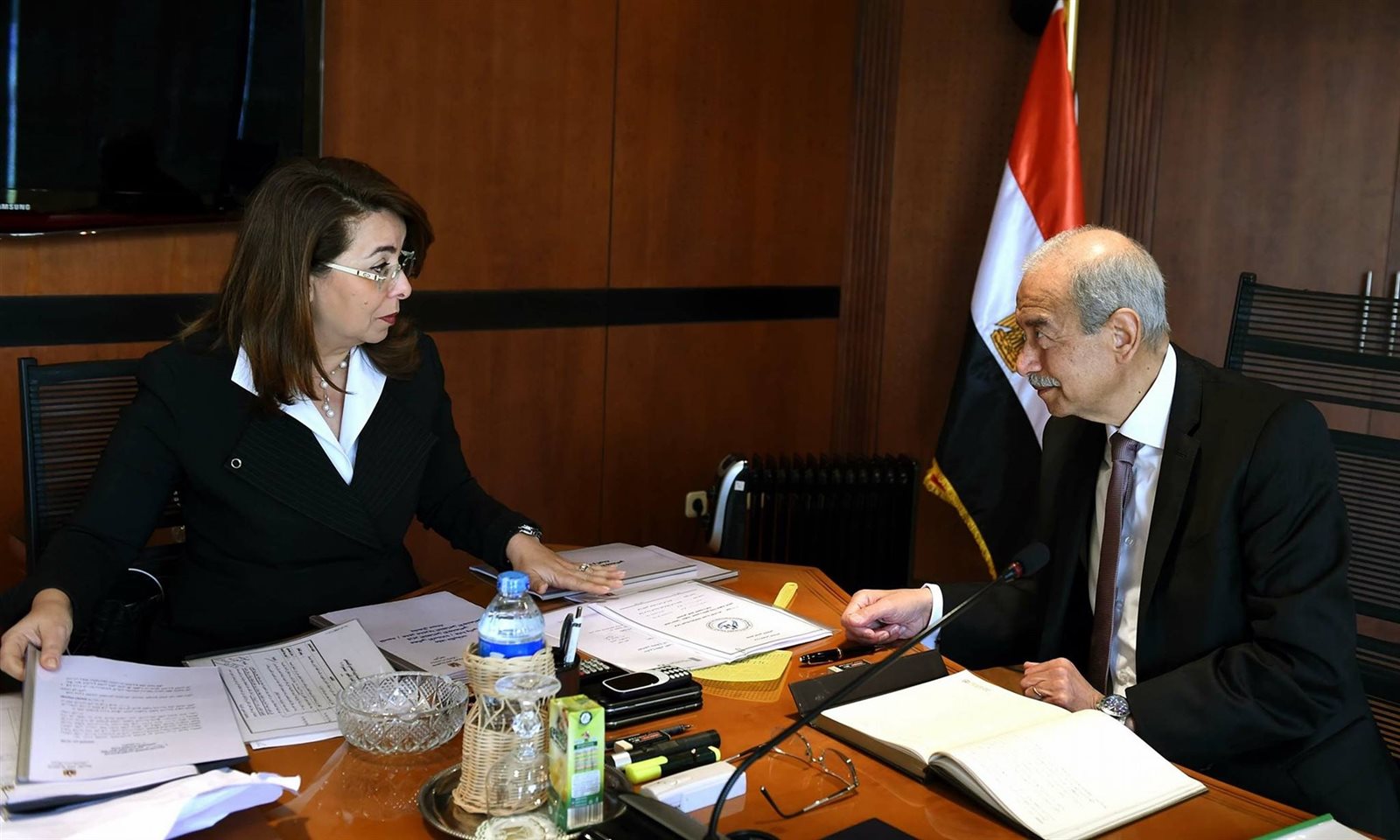 المهندس شريف إسماعيل يبحث إنشاء نظام تأمين علي العمالة الحرة