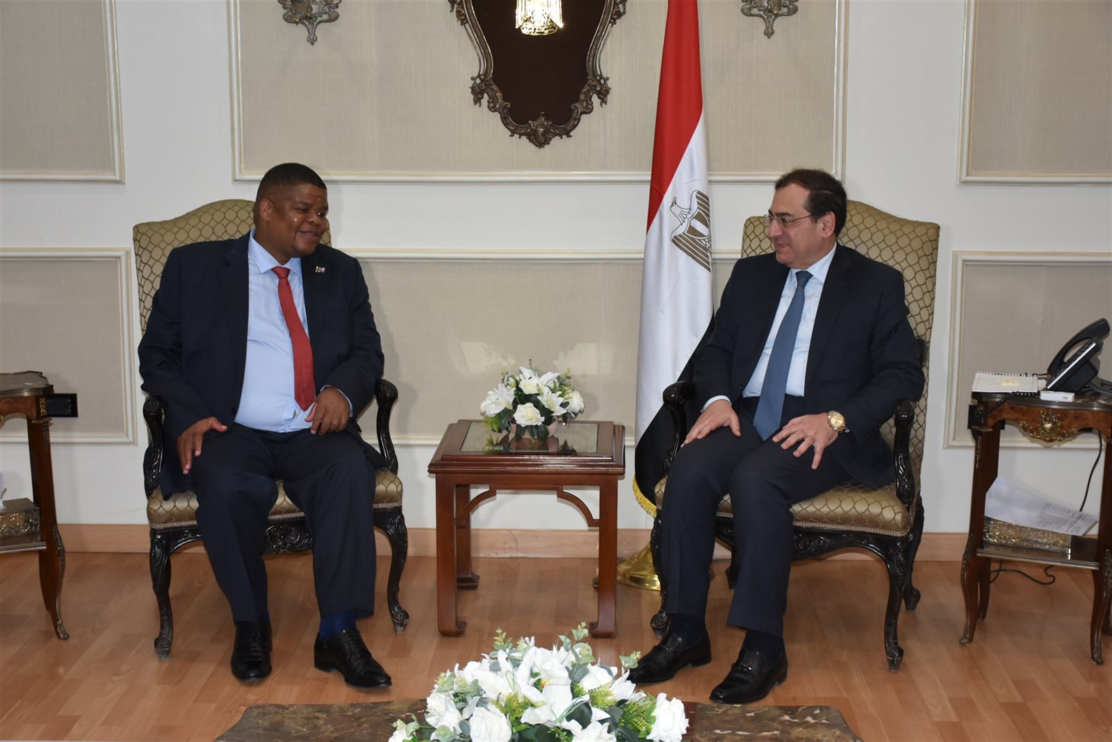 وزير البترول خلال اللقاء 