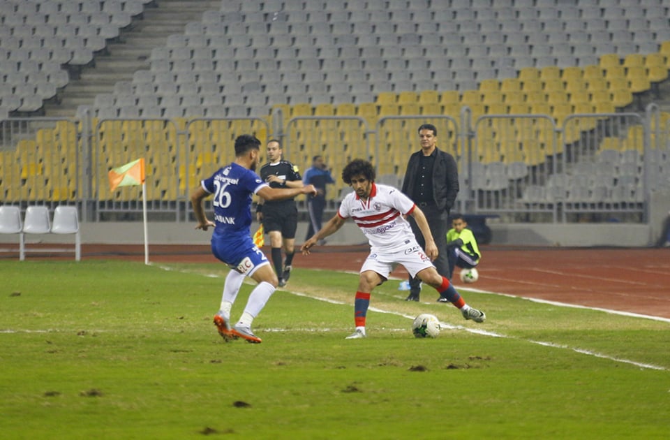 عبدالله جمعة لاعب الزمالك يحاول المرور من مدافع سموحة