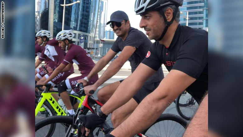 تميم يمارس رياضة الدراجات الهوائية 