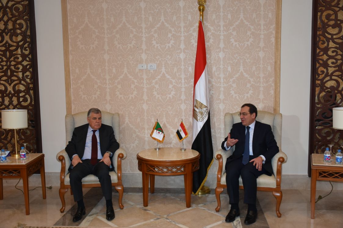 وزير البترول خلال جلسة مباحثاته مع نظيره الجزائرى وزير البترول خلال جلسة مباحثاته مع نظيره الجزائرى