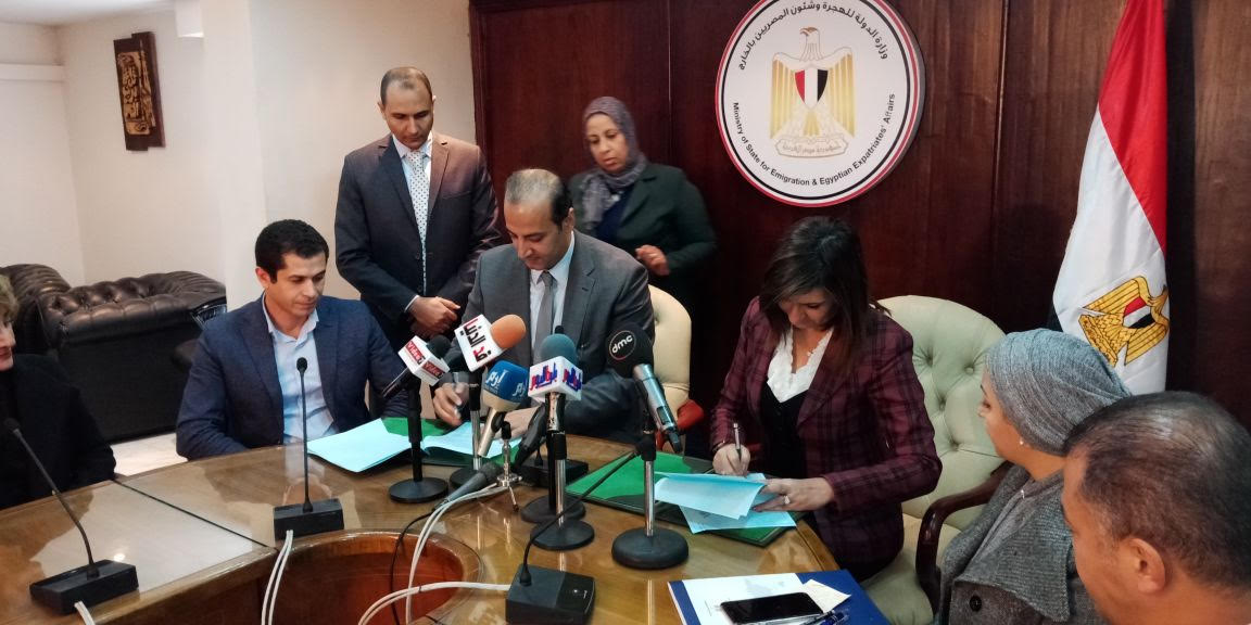 جانب من توقيع البروتوكول جانب من توقيع البروتوكول