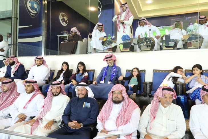 الوليد طلال برفقة عائلته وأحفاده بمباراة ستاد جامعة الملك سع