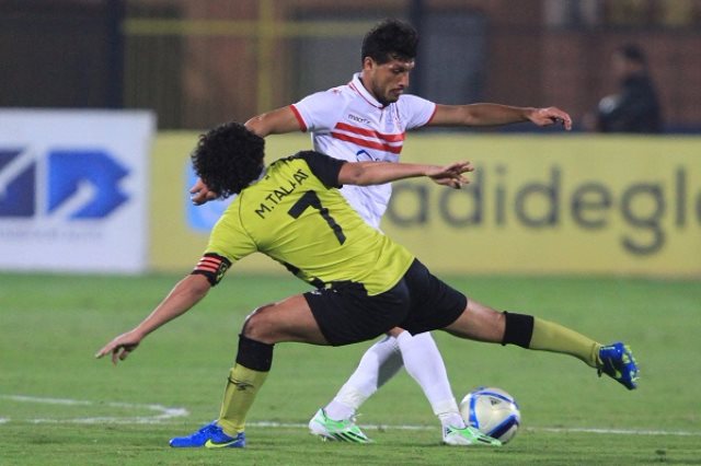 طارق حامد لاعب الزمالك يستخلص الكرة من لاعب دجلة 
