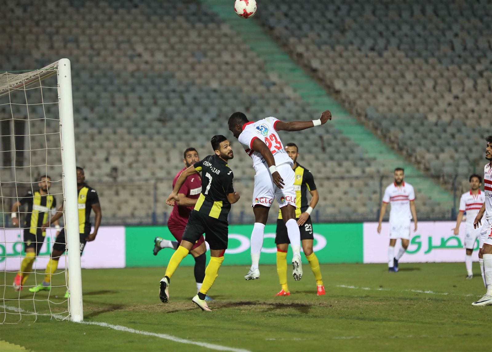 كاسونجو لاعب الزمالك  وعمر السعيد لاعب دجلة 