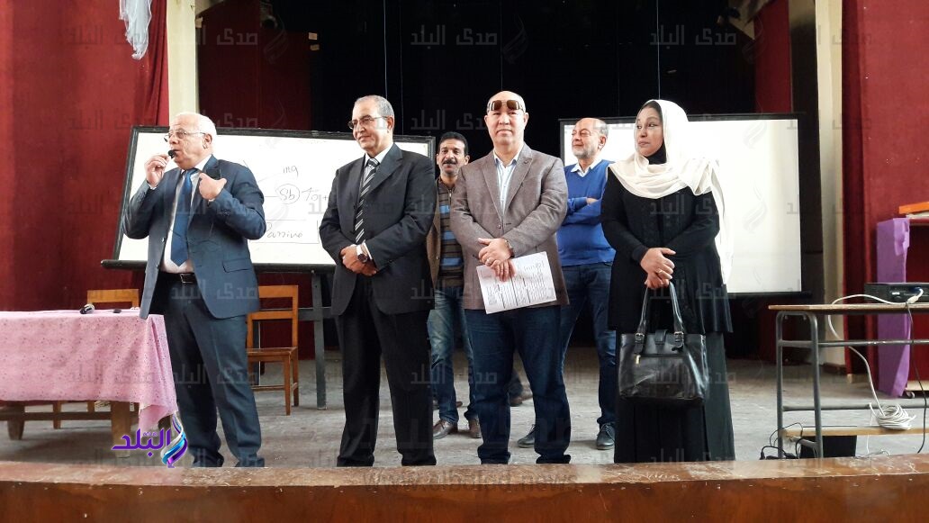 محافظ بورسعيد يتفقد القوافل التعليمية المجانية بمدرسة ثانوية
