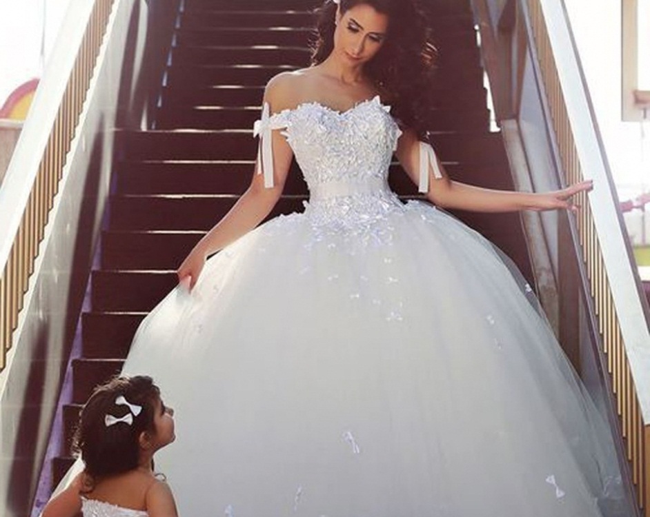 عروس تتحضر لزفافها   عروس تتحضر لزفافها