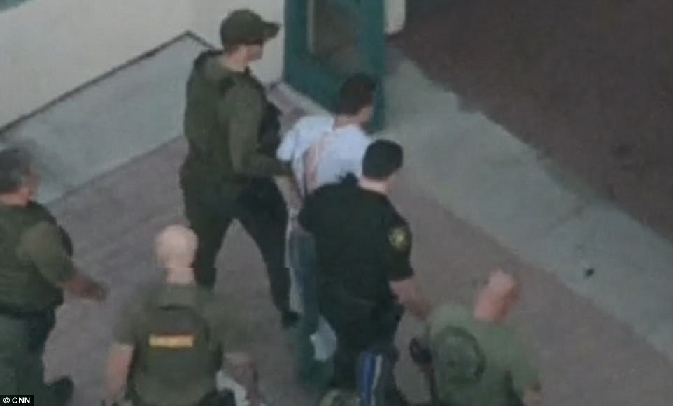 الطالب المفصول نيكولاس كروز أثناء اعتقاله