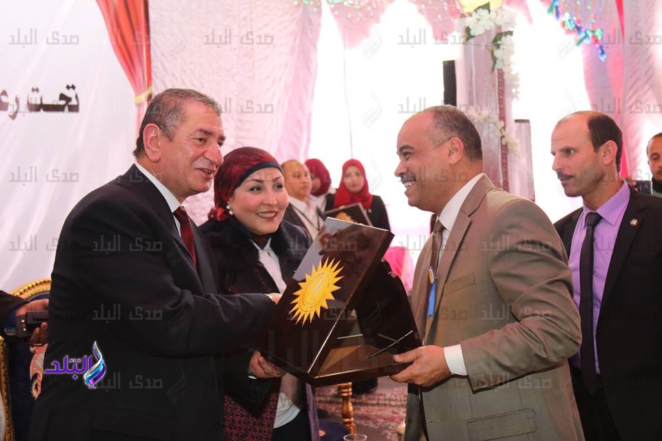 محافظ كفر الشيخ يكرم 22 موظفًا مثاليًا في فوة.. صور