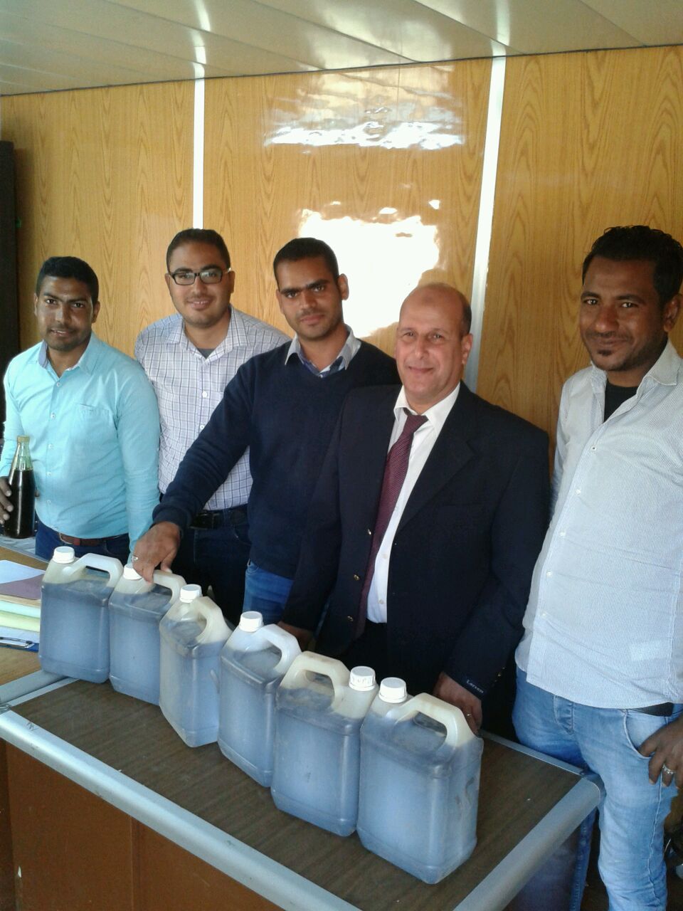 رجال الجمارك وبحوزنهم بعض المضبوطات رجال الجمارك وبحوزنهم بعض المضبوطات