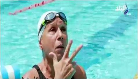 سباحة مصرية تفوز ببطولة عالمية وهي في عمر الـ68