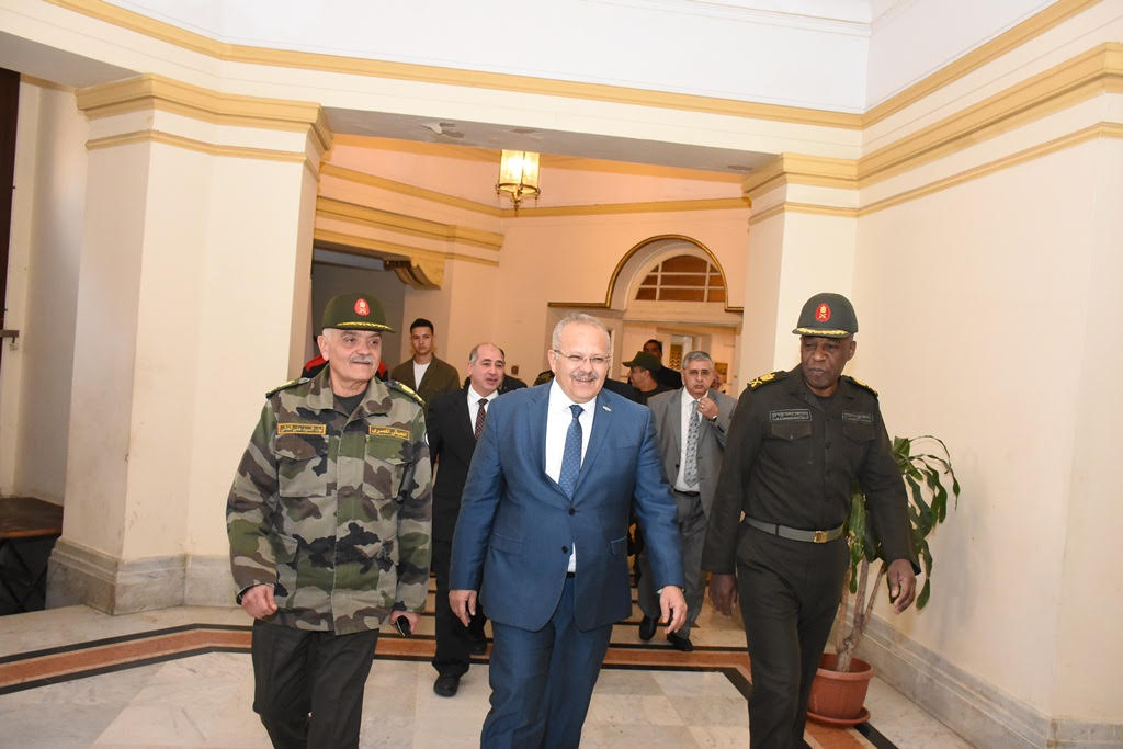 رئيس جامعة القاهرة وقيادات القوات المسلحة