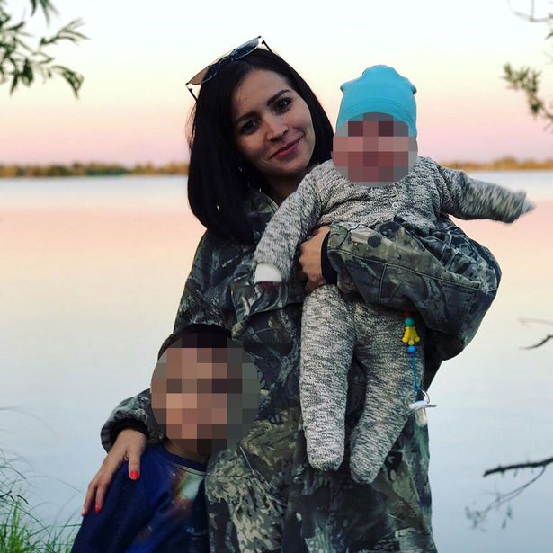 الأم وطفليها 