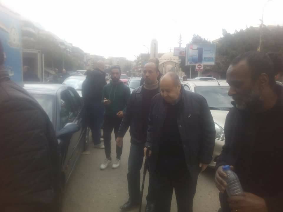 وحيد حامد يصل مسجد الصديق لتشييع جثمان على ابوشادى