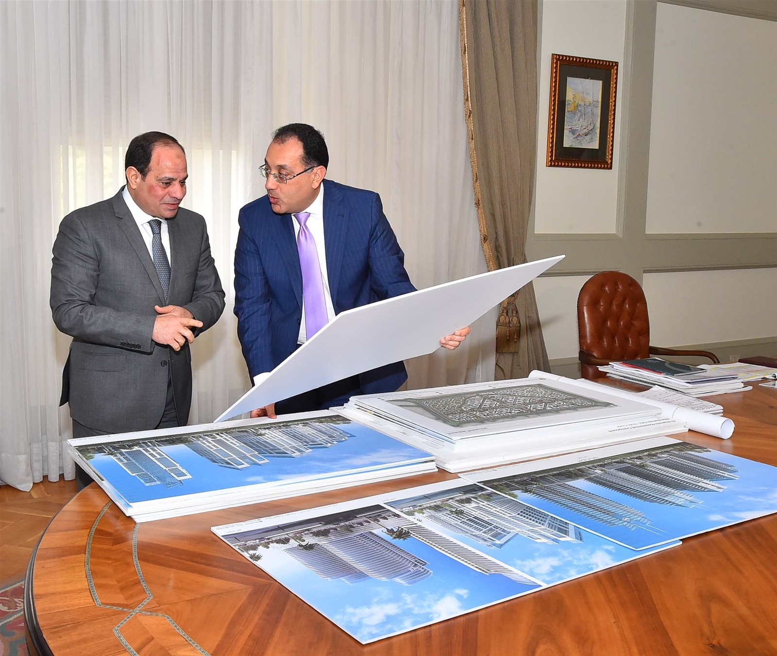 الرئيس السيسي ووزير الاسكان