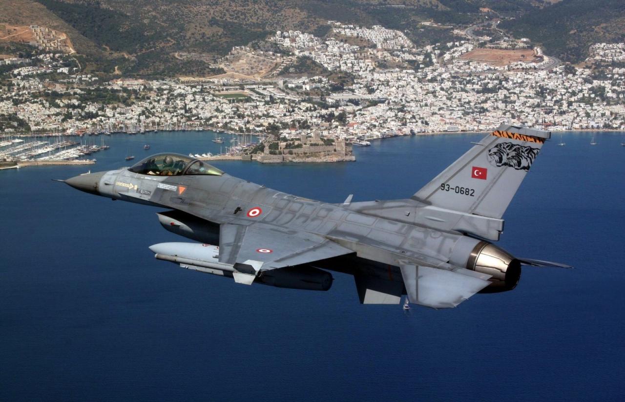 طائرة حربية تركية