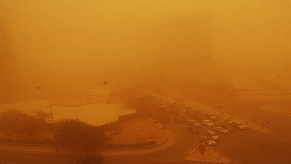 موجة من الغبار والطقس السيئ