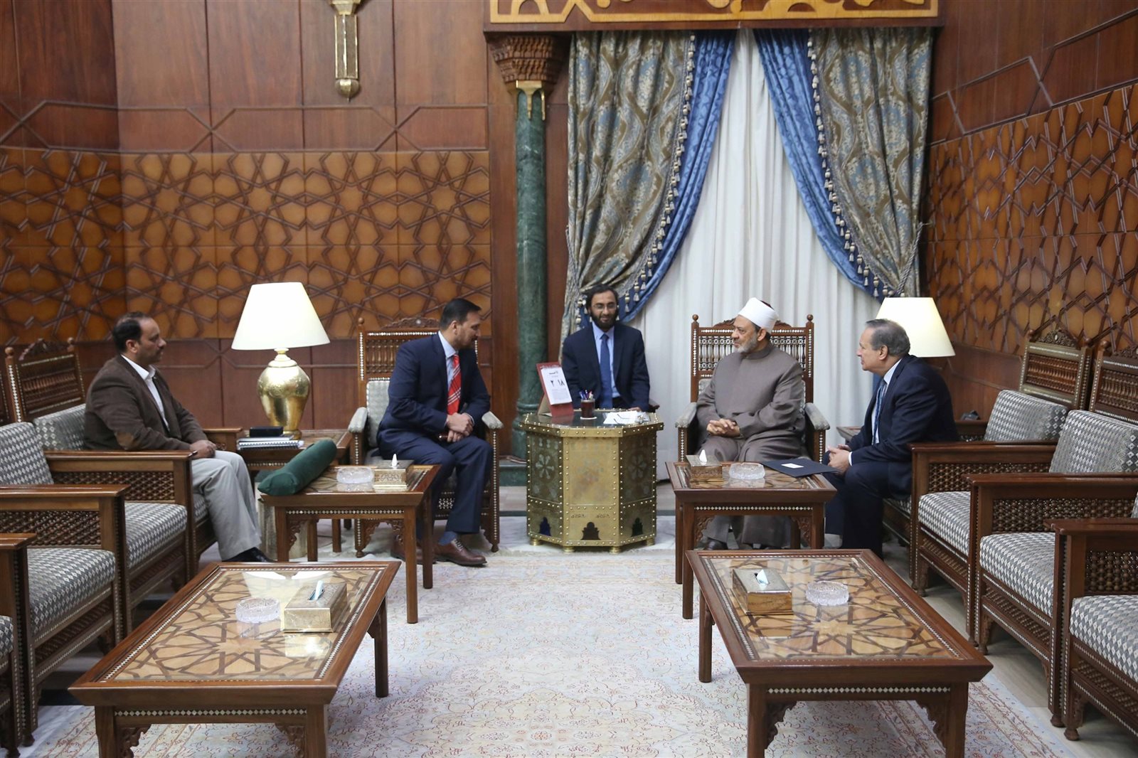 شيخ الأزهر خلال إستقباله للملحق العسكري لسفارة باكستان شيخ الأزهر خلال إستقباله للملحق العسكري لسفارة باكستان