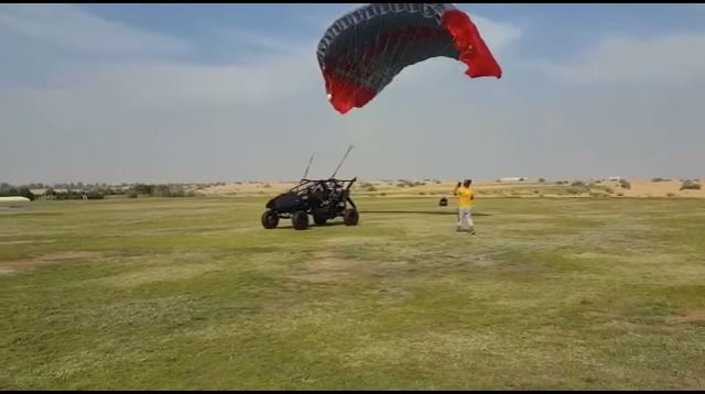 فشل تجربة سيارة طائرة بـ 100 ألف استرلينى فى دبى .. فيديو