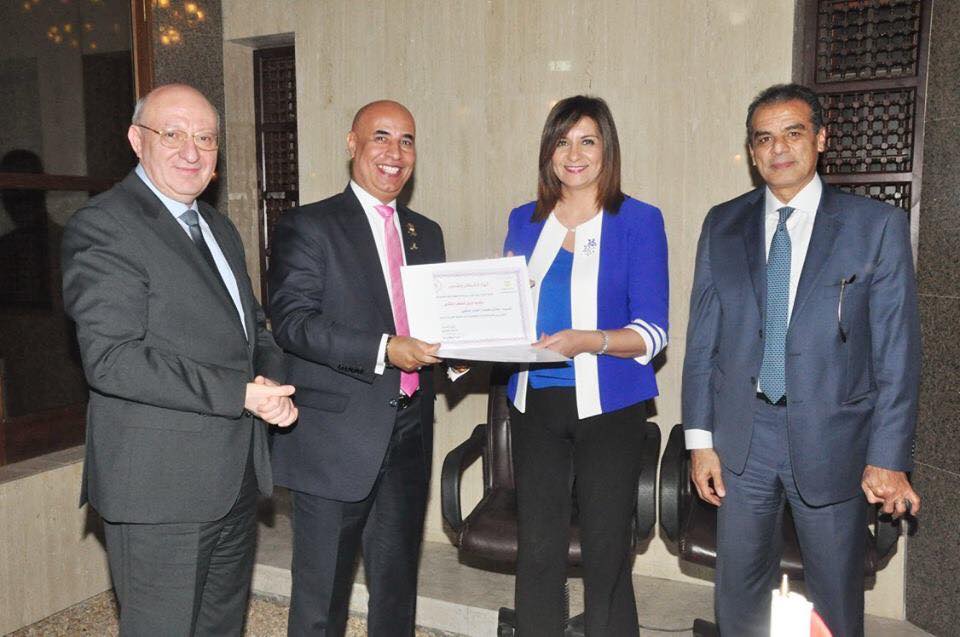 وزيرة الهجرة تكرم عادل حنفي