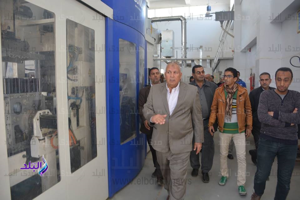 محافظ الوادي الجديد يتفقد مصنع العبوات البلاستيكية