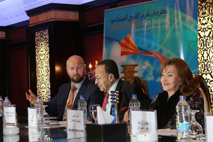 من المؤتمر الصحفي من المؤتمر الصحفي