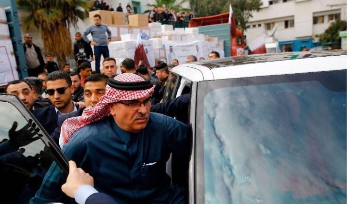 لحظة طرد المندوب القطري" وإنزال علم بلاده في غزة