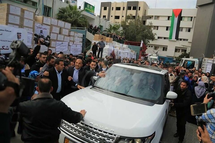 جانب من الهجوم على السفير القطري في غزة جانب من الهجوم على السفير القطري في غزة