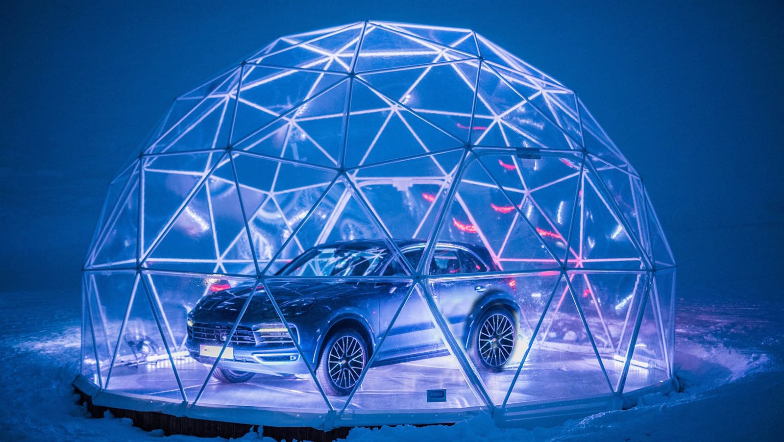 Porsches‏ تفتح معرض لسيارتها فى أعلى بقعة على الأرض .. صور