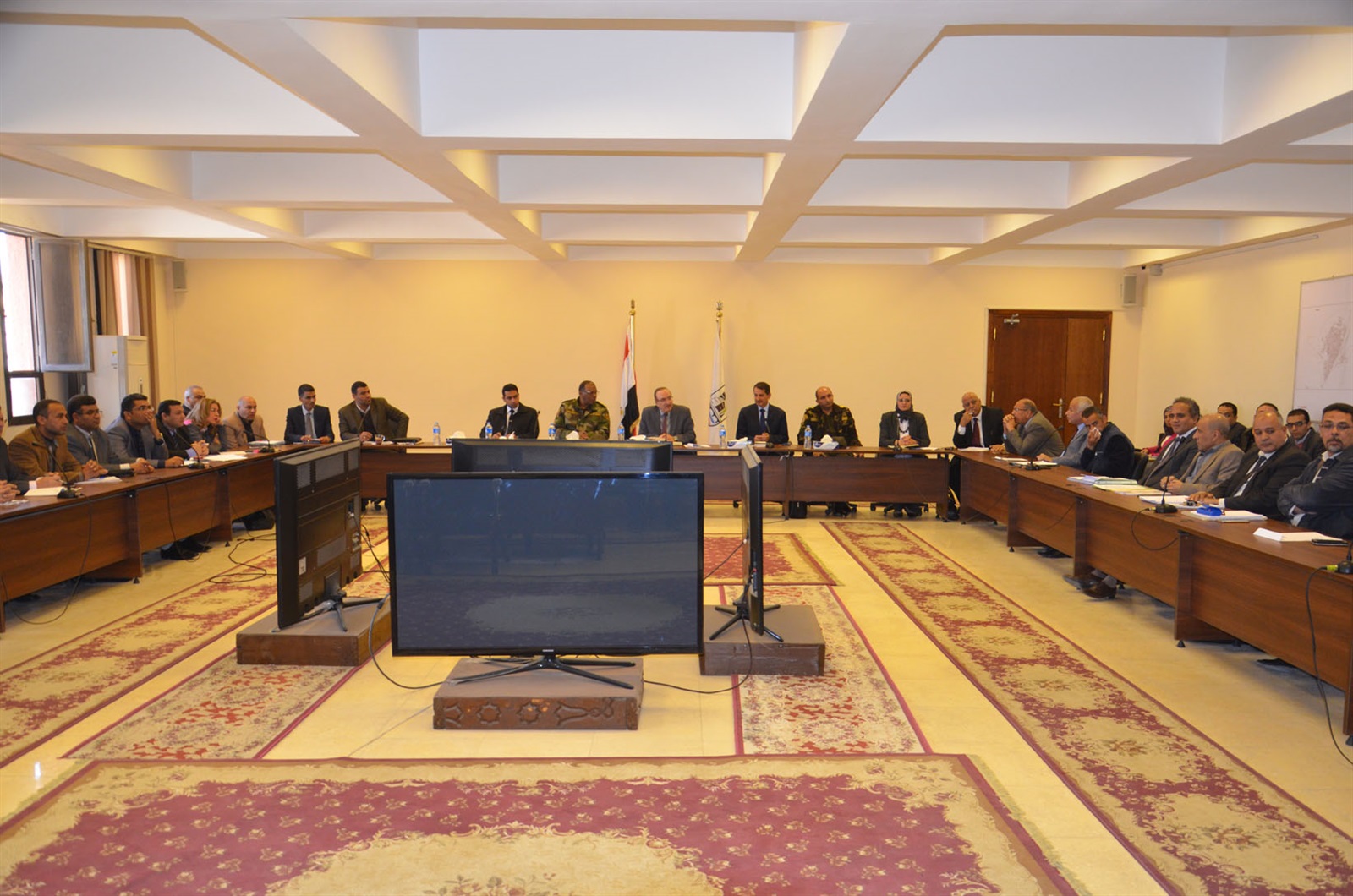 محافظ بني سويف يلتقى لجنة مراجعة مطالب منطقة كوم أبوراضي محافظ بني سويف يلتقى لجنة مراجعة مطالب منطقة كوم أبوراضي